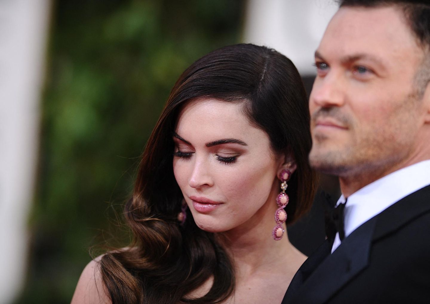 Model und Schauspielerin: Mehrere Jahre war Megan Fox mit dem Schauspieler Brian Austin Green liiert. Die beiden lernten sich bei den Dreharbeiten zu der Fernsehserie "Hope and Faith" kennen und waren seit 2004 ein Paar. Nach einer zwischenzeitlichen Trennung kamen sie 2010 wieder zusammen und gaben sich nur wenige Monate später auf Hawaii das Jawort. Drei Kinder bekamen Fox und Green zusammen. Nachdem die Beziehung schon länger gekriselt hatte, verkündete Green im Mai 2020 die Scheidung. Mehrere Jahre war Megan Fox mit dem Schauspieler Brian Austin Green liiert. Die beiden lernten sich bei den Dreharbeiten zu der Fernsehserie "Hope and Faith" kennen und waren seit 2004 ein Paar. Nach einer zwischenzeitlichen Trennung kamen sie 2010 wieder zusammen und gaben sich nur wenige Monate später auf Hawaii das Jawort. Drei Kinder bekamen Fox und Green zusammen. Nachdem die Beziehung schon länger gekriselt hatte, verkündete Green im Mai 2020 die Scheidung.
