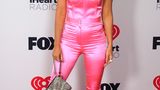 In grellem Pink erschien Fox dagegen im Mai diesen Jahres bei den iHeartRadio Music Awards in Los Angeles.