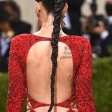 In der Rückansicht legte das Kleid mehr frei, als es bedeckte. 