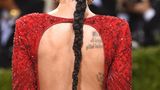 In der Rückansicht legte das Kleid mehr frei, als es bedeckte. 