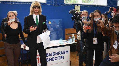 Russland: Der Hairstylist Sergei Zverev, Kandidat für die Duma der Russischen Ökologischen Partei "Die Grünen", gibt seine Stimme bei den Parlamentswahlen in einem Wahllokal in Moskau ab. Die Partei gehört zu der sogenannten System-Opposition und unterstützt die Politik von Wladimir Putin.