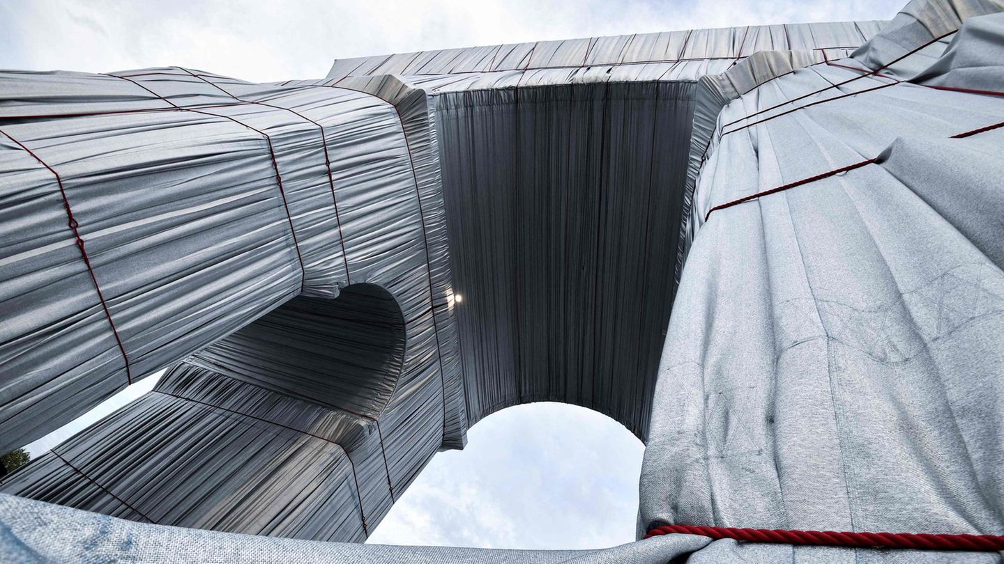 Die Verhüllung des Arc de Triomphe durch Chirsto und Jeanne-