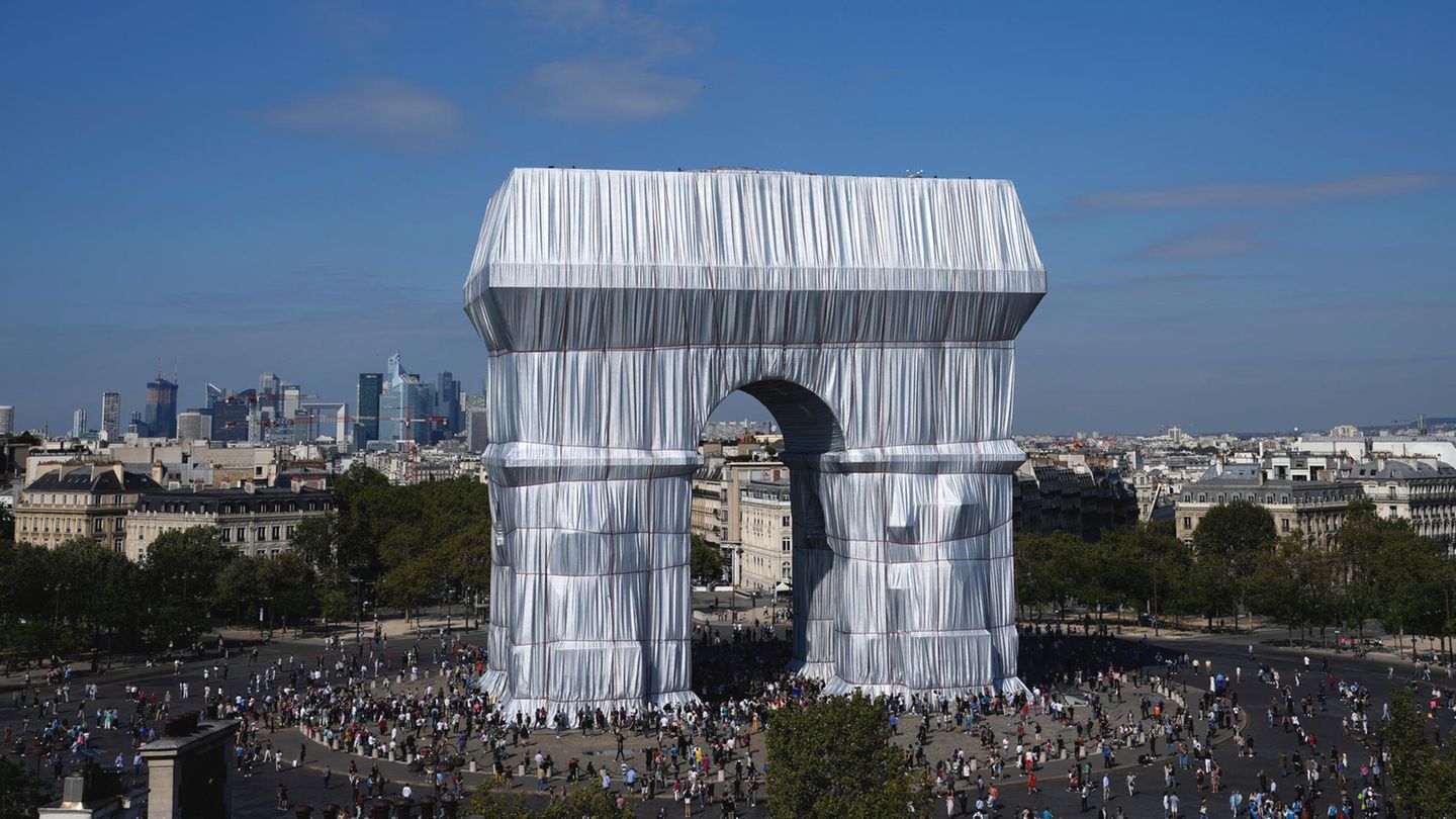 Die Verhüllung des Arc de Triomphe durch Chirsto und Jeanne-