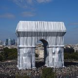 Die Verhüllung des Arc de Triomphe durch Chirsto und Jeanne-