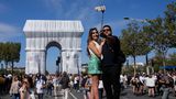 Die Verhüllung des Arc de Triomphe durch Chirsto und Jeanne-