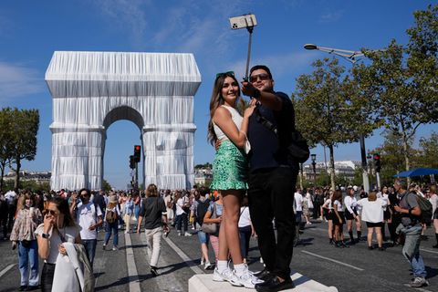 Die Verhüllung des Arc de Triomphe durch Chirsto und Jeanne-