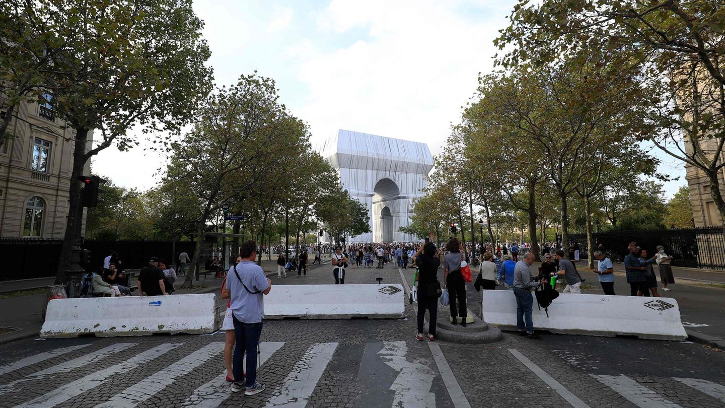 Die Verhüllung des Arc de Triomphe durch Chirsto und Jeanne-Claude