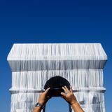 Die Verhüllung des Arc de Triomphe durch Chirsto und Jeanne-Claude