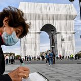 Die Verhüllung des Arc de Triomphe durch Chirsto und Jeanne-Claude