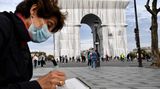 Die Verhüllung des Arc de Triomphe durch Chirsto und Jeanne-Claude
