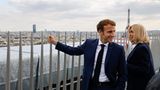 Zu den ersten offiziellen Besuchern des Kunstwerks am Wochenende auf dem Dach gehörten Emmanuel und Brigitte Macron...