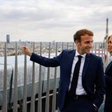 Zu den ersten offiziellen Besuchern des Kunstwerks am Wochenende auf dem Dach gehörten Emmanuel und Brigitte Macron...