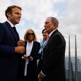 ...sowie neben dem französischen Präsidentenpaar (v.l.n.r.) Anne Hidalgo, die Bürgermeisterin von Paris und Präsidentschaftskandidatin der Sozialisten 2022 , und Michael Bloomberg, der ehemalige Bürgermeister von New York City.