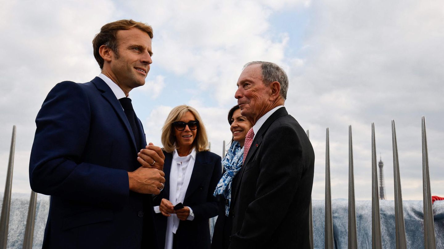 ...sowie neben dem französischen Präsidentenpaar (v.l.n.r.) Anne Hidalgo, die Bürgermeisterin von Paris und Präsidentschaftskandidatin der Sozialisten 2022 , und Michael Bloomberg, der ehemalige Bürgermeister von New York City.
