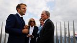 ...sowie neben dem französischen Präsidentenpaar (v.l.n.r.) Anne Hidalgo, die Bürgermeisterin von Paris und Präsidentschaftskandidatin der Sozialisten 2022 , und Michael Bloomberg, der ehemalige Bürgermeister von New York City.