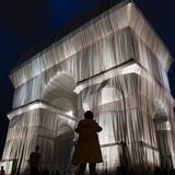 Für die nächsten 14 Tage erweist sich "L'Arc de Triomphe, Wrapped" als der Touristenmagnet für die französische Hauptstadt.