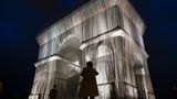 Für die nächsten 14 Tage erweist sich "L'Arc de Triomphe, Wrapped" als der Touristenmagnet für die französische Hauptstadt.