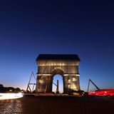Die Verhüllung des Arc de Triomphe durch Chirsto und Jeanne-Claude