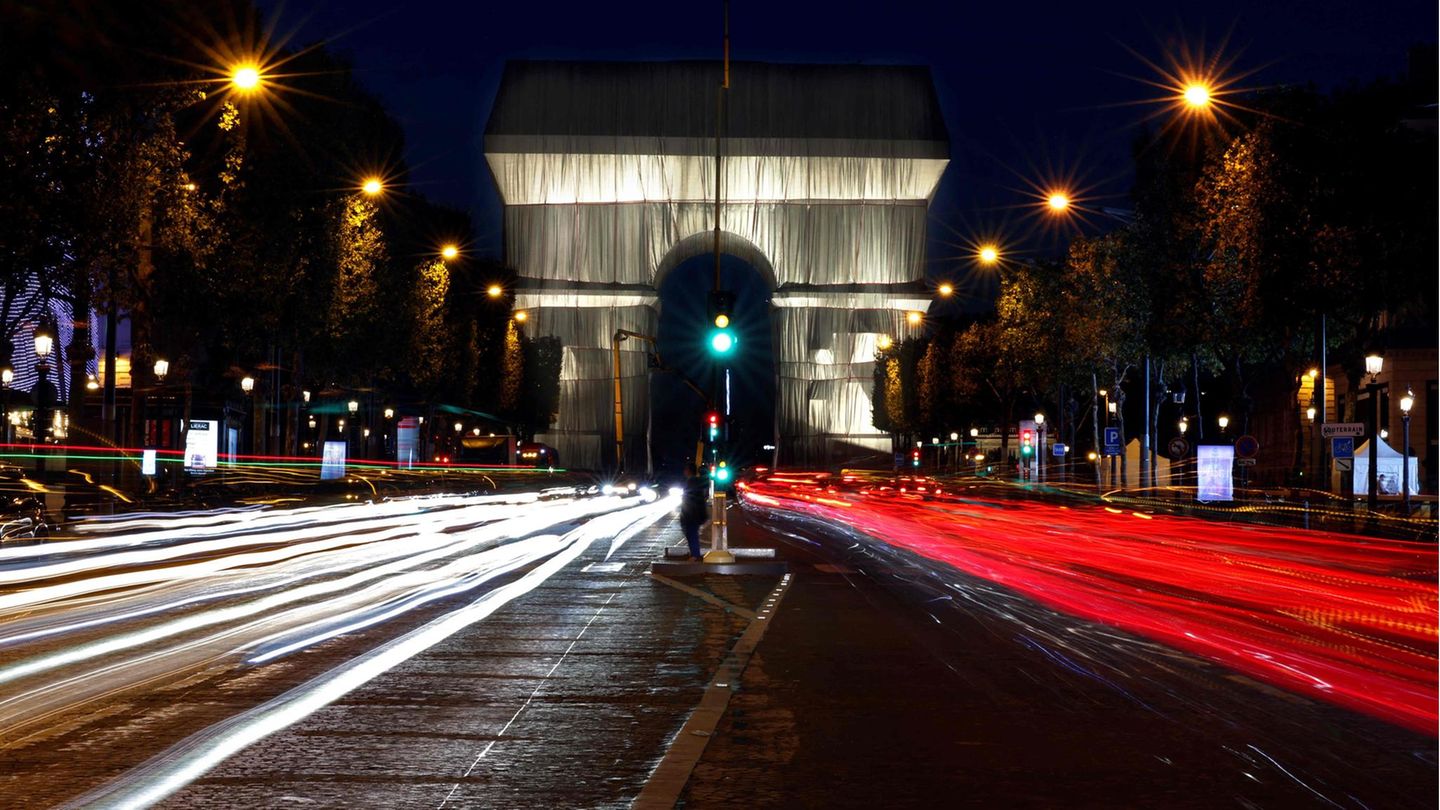 Die Verhüllung des Arc de Triomphe durch Chirsto und Jeanne-Claude