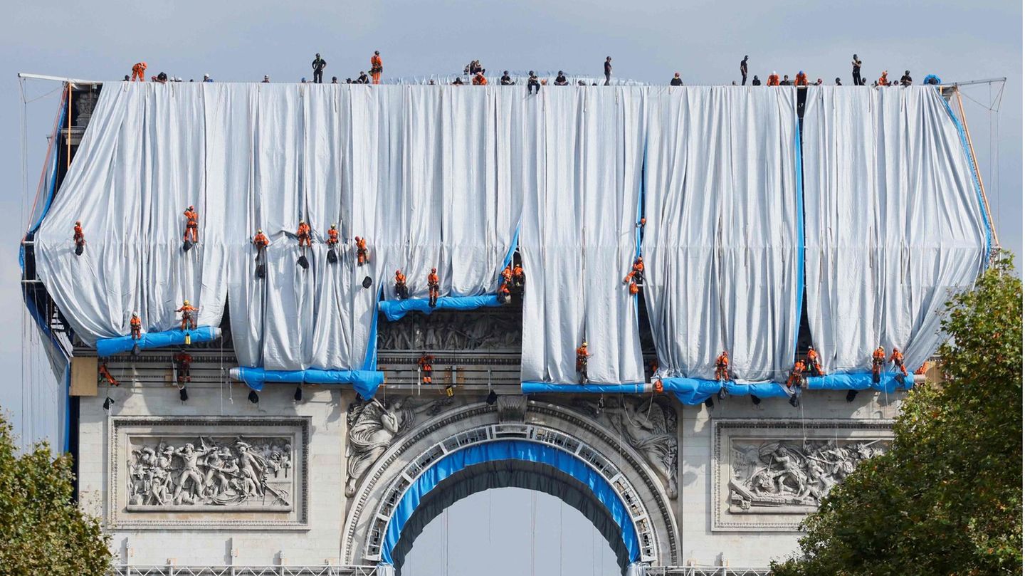 Die Verhüllung des Arc de Triomphe durch Chirsto und Jeanne-Claude