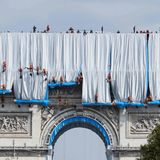 Die Verhüllung des Arc de Triomphe durch Chirsto und Jeanne-Claude