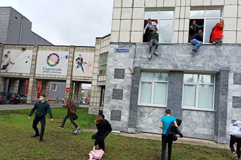 Studenten springen während einer Schießerei aus dem Fenster einer Universität