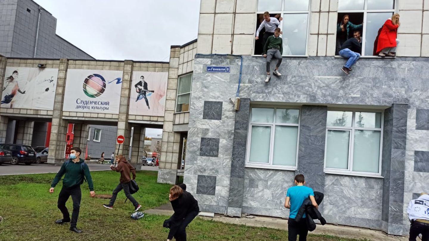 Studenten springen während einer Schießerei aus dem Fenster einer Universität