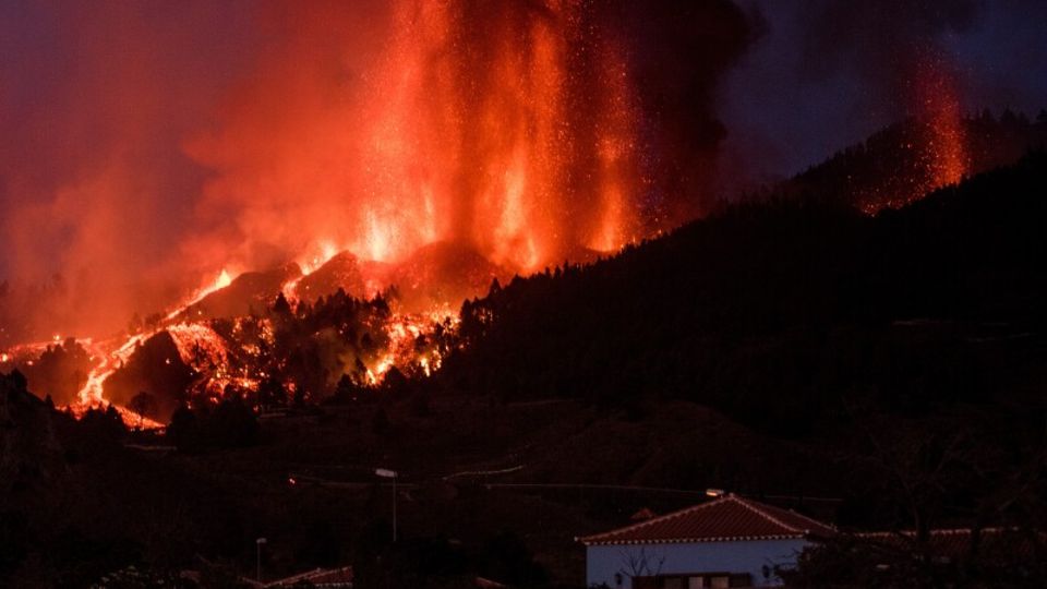 Lava tritt aus dem Vulkan in der Cumbre Vieja auf der kanarischen Insel La Palma aus