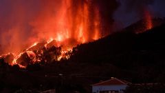 Lava tritt aus dem Vulkan in der Cumbre Vieja auf der kanarischen Insel La Palma aus