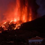 Lava tritt aus dem Vulkan in der Cumbre Vieja auf der kanarischen Insel La Palma aus
