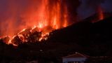 Lava tritt aus dem Vulkan in der Cumbre Vieja auf der kanarischen Insel La Palma aus