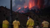 Feuerwehrmänner beobachten den Vulkan Cumbre Vieja