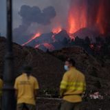 Feuerwehrmänner beobachten den Vulkan Cumbre Vieja