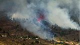 Rauch steigt am Vulkan Cumbre Vieja auf der kanarischen Insel La Palma auf