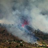 Rauch steigt am Vulkan Cumbre Vieja auf der kanarischen Insel La Palma auf