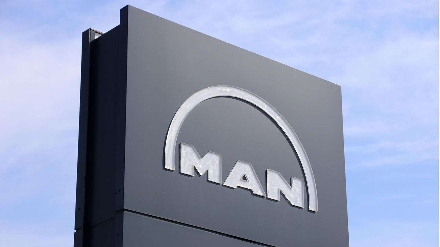 MAN-Logo vor der Firmenzentrale in Kaiserslautern