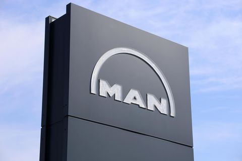 MAN-Logo vor der Firmenzentrale in Kaiserslautern
