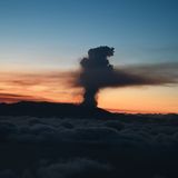 Rauch steigt aus dem Vulkan in der Ferne auf