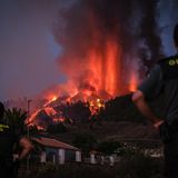 Spanische Sicherheitskräfte blicken auf die Eruption des Cumbre Vieja. Der Regionalpräsident der Kanaren, Angel Victor Torres, erklärte, es sei ein "Glück", dass sich der Ausbruch des im Inselinneren gelegenen Vulkans in einem dünn besiedelten Gebiet ereignet habe. 