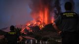 Spanische Sicherheitskräfte blicken auf die Eruption des Cumbre Vieja. Der Regionalpräsident der Kanaren, Angel Victor Torres, erklärte, es sei ein "Glück", dass sich der Ausbruch des im Inselinneren gelegenen Vulkans in einem dünn besiedelten Gebiet ereignet habe. 