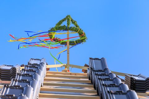 Zum Richtfest wird das Dach mit dem Richtkranz (ebenfalls Richtkrone gennant) geschmückt