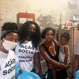 "Pandemie ohne Hunger"  Vic, Day und Priscila vom Aktionsbündnis "Pandemie ohne Hunger" mit der Favela-Bewohnerin Elisabete. Die blauen Tüten, die von den Frauen verteilt werden, enthalten Grundnahrungsmittel. Die Stiftung stern konnte ihnen bislang über 48.000 Euro nach Brasilien spenden.