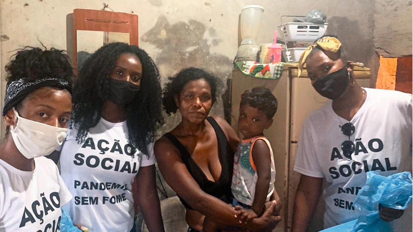 Ein kurzer Überblick: "Pandemie ohne Hunger" Vic, Day und Priscila vom Aktionsbündnis "Pandemie ohne Hunger" mit der Favela-Bewohnerin Elisabete. Die blauen Tüten, die von den Frauen verteilt werden, enthalten Grundnahrungsmittel. Die Stiftung stern konnte ihnen bislang über 48.000 Euro nach Brasilien spenden. "Pandemie ohne Hunger" Vic, Day und Priscila vom Aktionsbündnis "Pandemie ohne Hunger" mit der Favela-Bewohnerin Elisabete. Die blauen Tüten, die von den Frauen verteilt werden, enthalten Grundnahrungsmittel. Die Stiftung stern konnte ihnen bislang über 48.000 Euro nach Brasilien spenden.