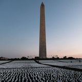 Tausende weiße Flaggen wehen nahe des Washington Monument