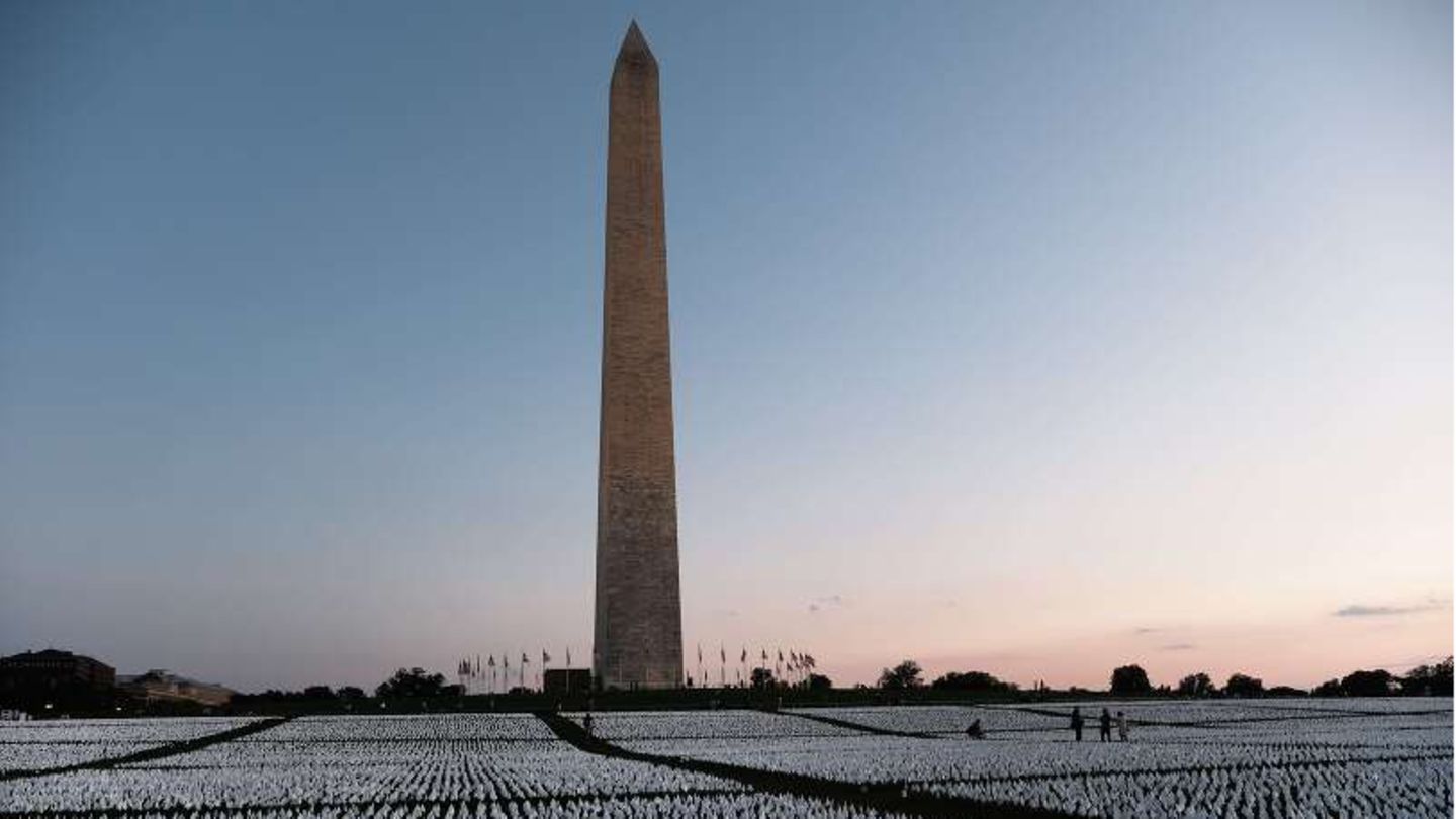 Washinton, D.C., USA Tausende weiße Flaggen wehen nahe des Washington Monument