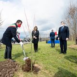 Premierminister Mario Draghi bei der Pflanzung des Gedenkwaldes in Bergamo