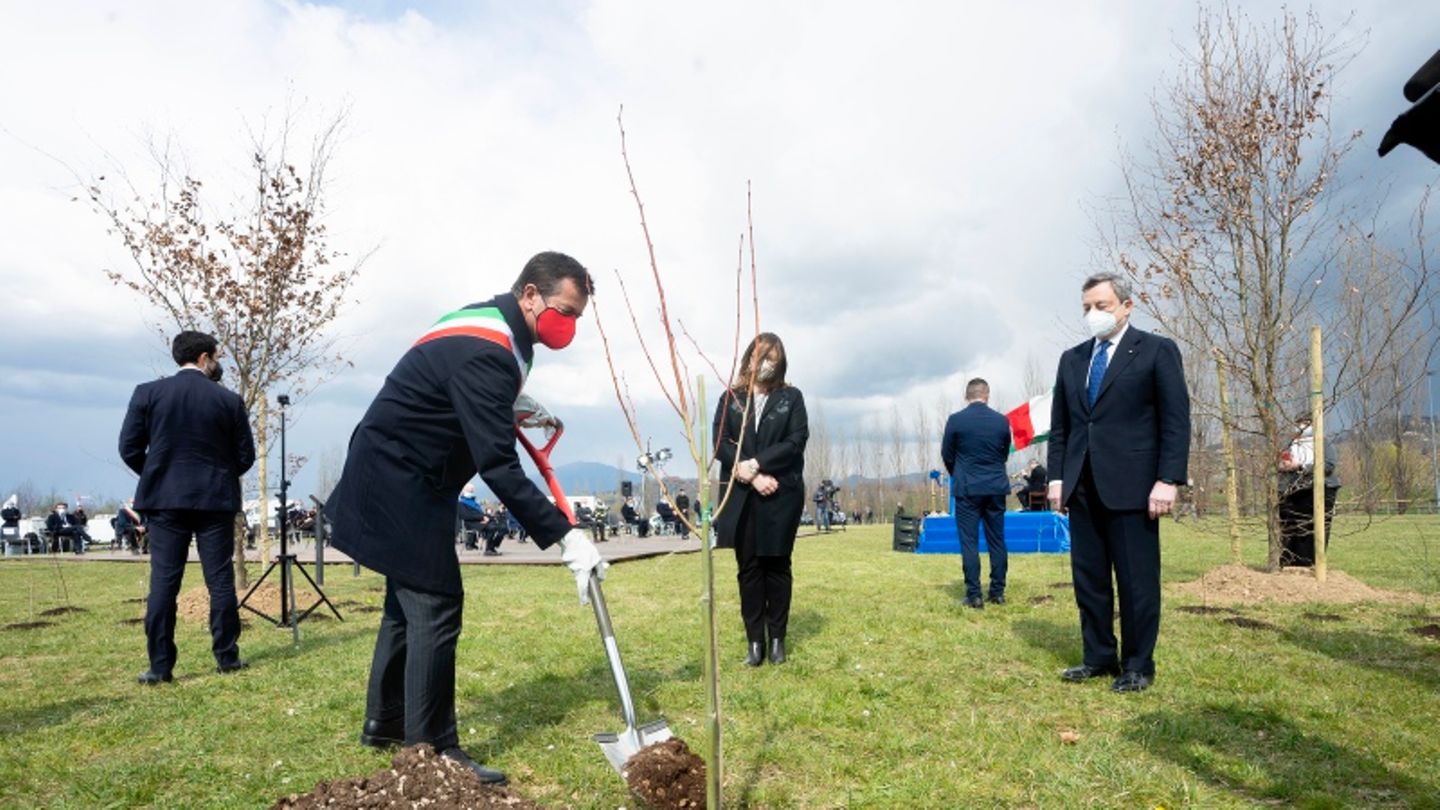 Bergamo, Italien Premierminister Mario Draghi bei der Pflanzung des Gedenkwaldes in Bergamo