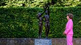 Prinzessin Margriet im Naturpark Groot Speijk in Oisterwijk bei der Enthüllung der Gedenkstatue