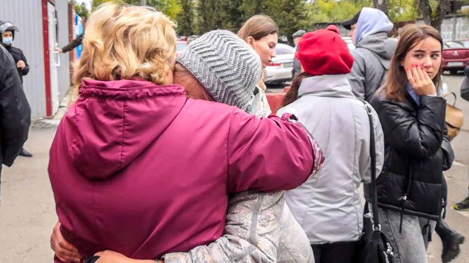 Perm Uni Attentat Überlebende Schock Perm Schießerei Unizwei ältere Frauen liegen sich in den Armen, die Umstehenden sehen geschockt aus