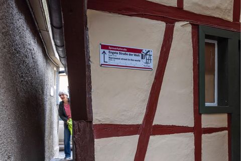 Die Spreuerhofstraße misst an der schmalsten Stelle gerade einmal 30 Zentimeter. 